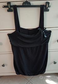 Top nero con fiocco di raso sul lato 