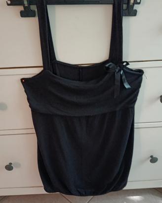 Top nero con fiocco di raso sul lato 