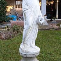 statua da giardino con basamento