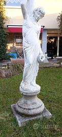 statua da giardino con basamento
