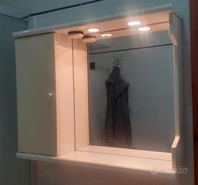 Specchio per bagno con luce e armadietto in legno.