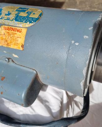 MOTORE ELETTRICO 220 VOLT - 5 AMP.