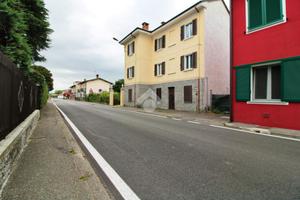 TRIFAMILIARE A TRAVACÒ SICCOMARIO