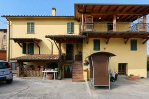Casa indipendente di 200 m² con 4 locali e box aut