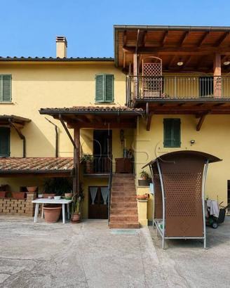 Casa indipendente di 200 m² con 4 locali e box aut