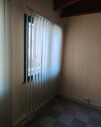 mobili e tende e lampade per uffico