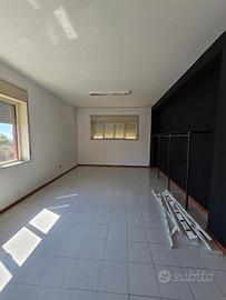 Stanza indipendente uso ufficio da arredare