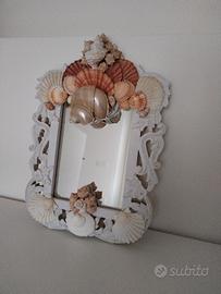 Specchio in legno con conchiglie 