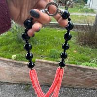 collana in pietre di unice nero e corallo bambú