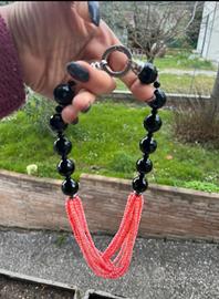 collana in pietre di unice nero e corallo bambú