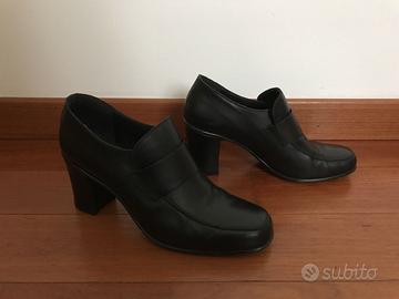 Scarpe con tacco nere tipo mocassino numero 39
