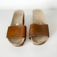 Zoccoli in cuoio con zeppa in sughero