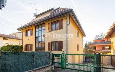 TRILOCALE CON DOPPI SERVIZI IN ZONA MADONNA REGINA