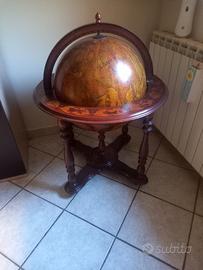 Porta bottiglie in legno a forma di mappamondo 