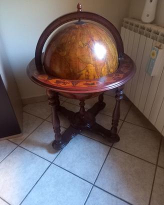Porta bottiglie in legno a forma di mappamondo 