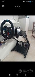 PS 5 con volante, supporto volante e sedia gaming