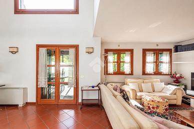 VILLA A SCHIERA A BASIGLIO