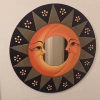 Specchio in legno raffigurante il sole e la luna