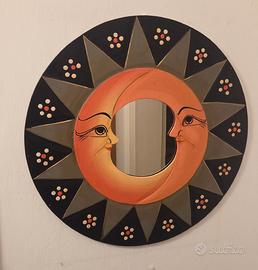 Specchio in legno raffigurante il sole e la luna