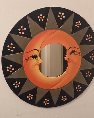 Specchio in legno raffigurante il sole e la luna