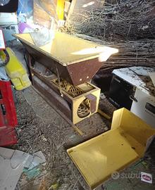 Pigiatrice deraspatrice per uva a motore