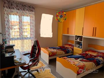 Cameretta bambini con due lettini.