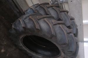 Gomme BKT 13.6-28 &  singola Pirelli 480/70R30