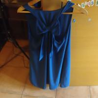 Vestito corto blu con grande fiocco sulla schiena