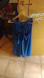 Vestito corto blu con grande fiocco sulla schiena