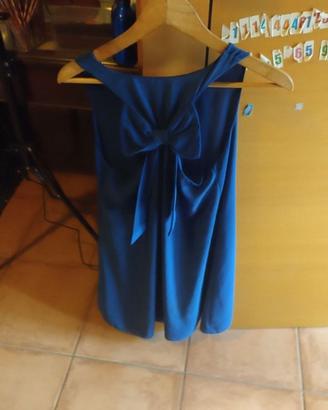 Vestito corto blu con grande fiocco sulla schiena