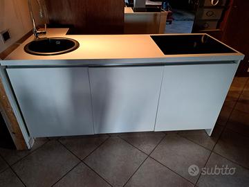 PIANO CUCINA CON LAVANDINO, LAVASTOVIGLIE, FRIGO.