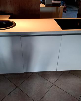 PIANO CUCINA CON LAVANDINO, LAVASTOVIGLIE, FRIGO.