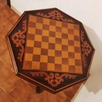 tavolino antico con scacchiera