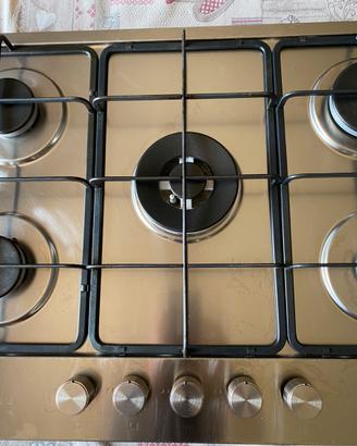 Piano cottura a 5 fuochi marca Franke.