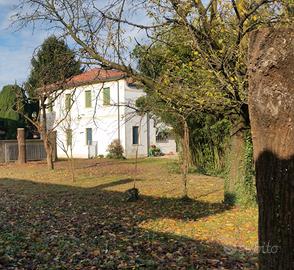Lotto con villino tipico e rustico/barchessa
