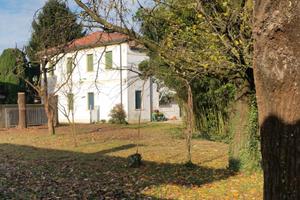 Lotto con villino tipico e rustico/barchessa