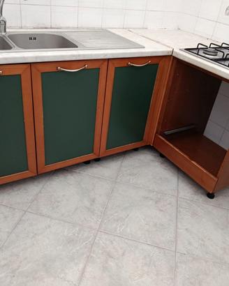 Cucina con elettrodomestici