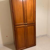 Armadio in legno molto capiente
