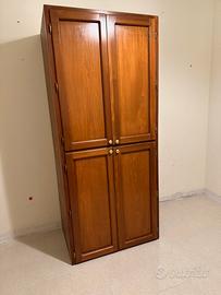 Armadio in legno molto capiente
