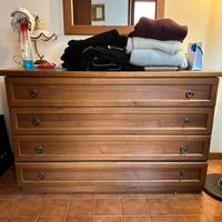 Comò in legno con cassetti
