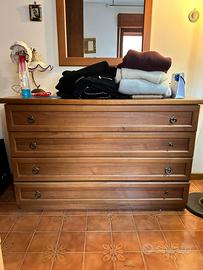 Comò in legno con cassetti