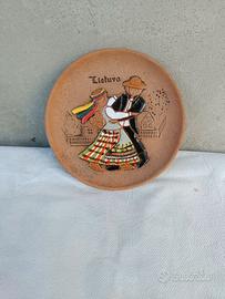 Piatto Decorativo in Terracotta "Lietuva" (Lituani
