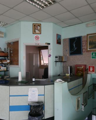 Capannone su due livelli con ampio piazzale a Torr