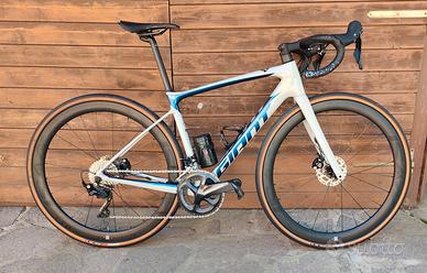GIANT DEFY ADVANCED CARBON DISC - ULTEGRA /105