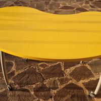 Scrivania gialla con ruote