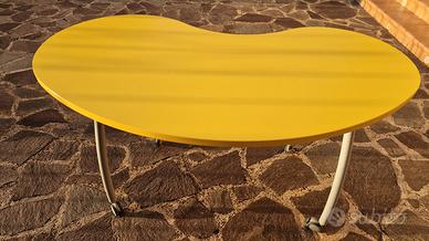 Scrivania gialla con ruote