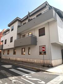 Quadrivano con ampio balcone e facciata rifatta