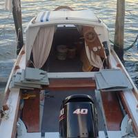 barca e motore fuoribordo