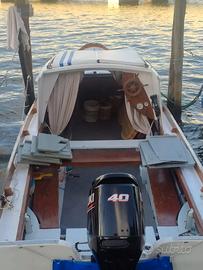 barca e motore fuoribordo