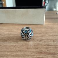 Charm padora rotondo con decorazioni preziose
